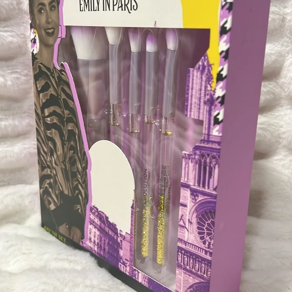 Revolution Emily in Paris 5 Piece Brush Set - Picture 6 of 7